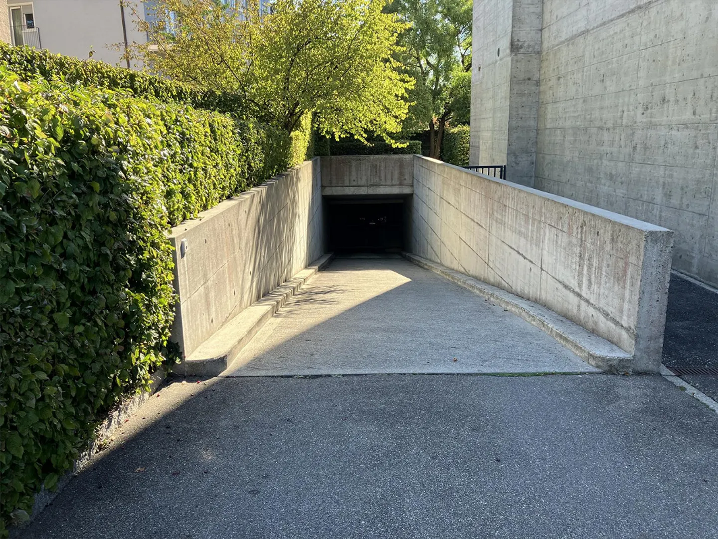 Parkplatz mit E-Ladestation - Foto 1 von 3