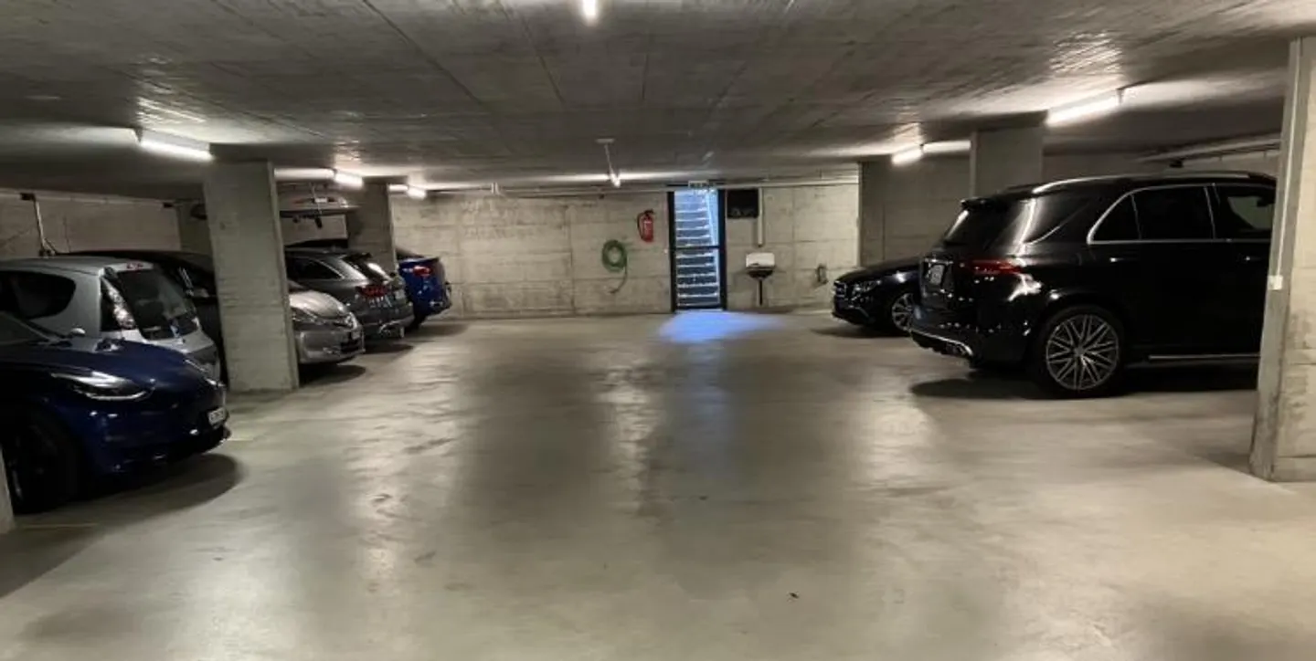 Parkplatz mit E-Ladestation - Foto 2 von 3