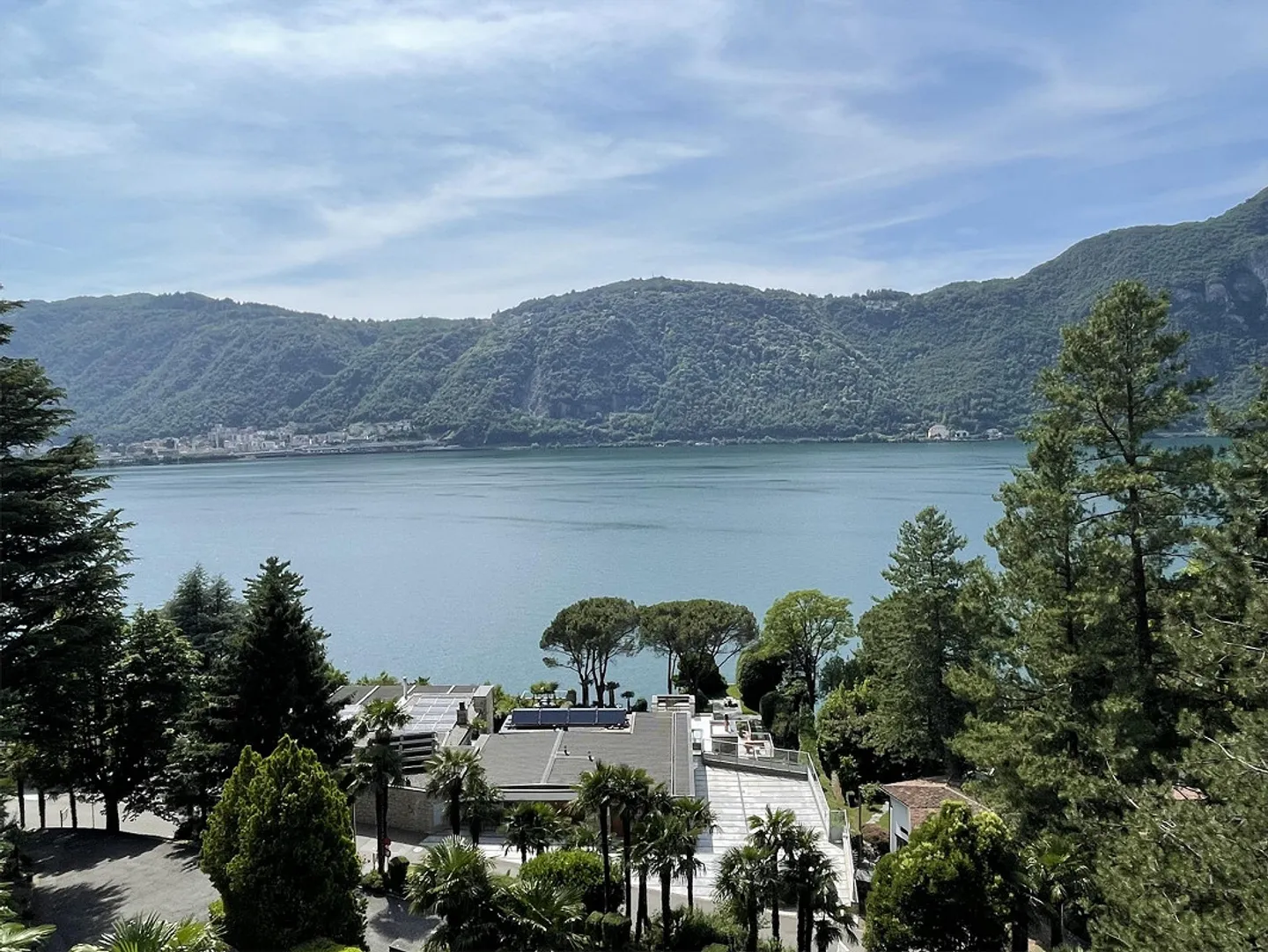 Bellissimo appartamento di 2,5 stanze con arredi ristrutturati e vista lago mozzafiato - Foto 2 di 11