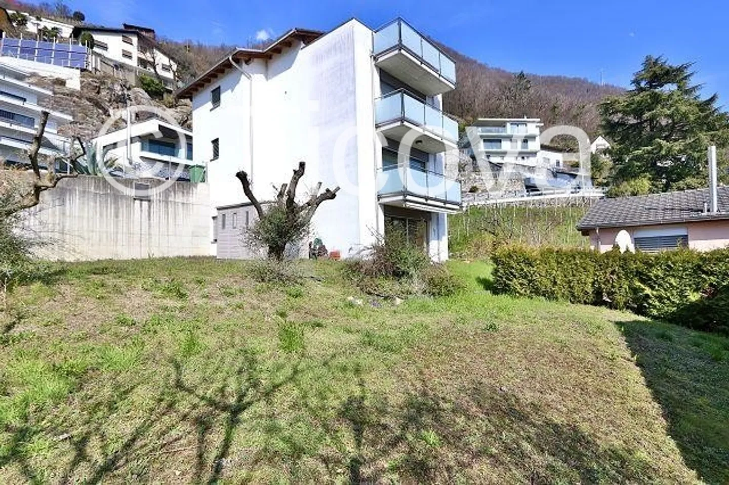 Villa panoramica con giardino - Foto 1 di 16