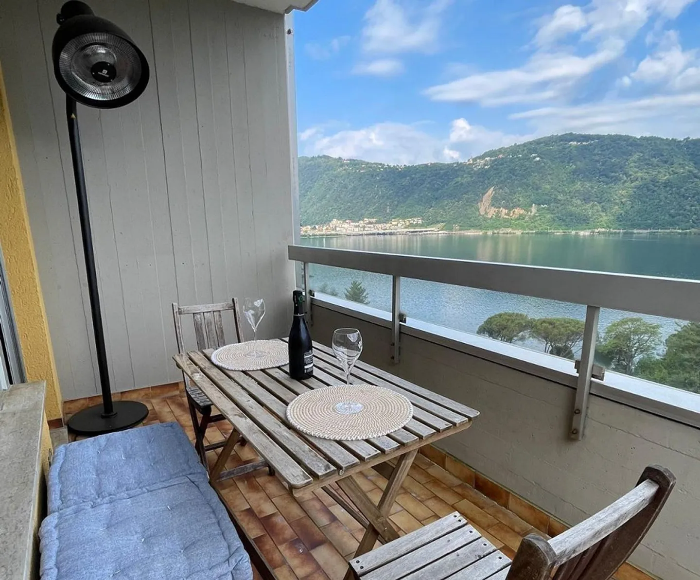 Bellissimo appartamento di 2,5 stanze con arredi ristrutturati e vista lago mozzafiato - Foto 1 di 11