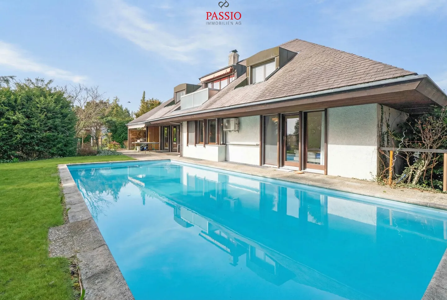 Ampia casa unifamiliare di 5,5 stanze con piscina e vista sulle montagne - Foto 1 di 39