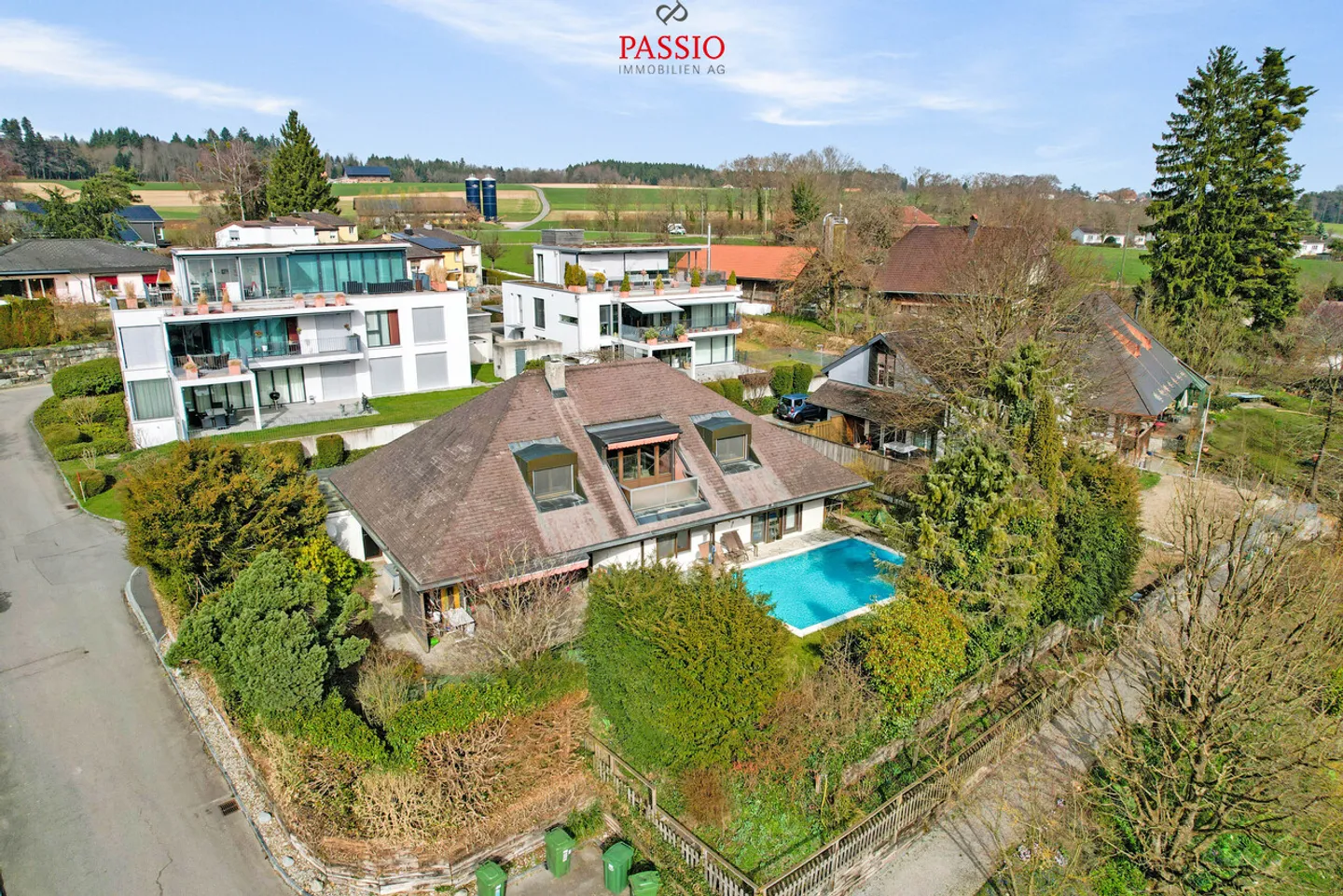 Ampia casa unifamiliare di 5,5 stanze con piscina e vista sulle montagne - Foto 3 di 39