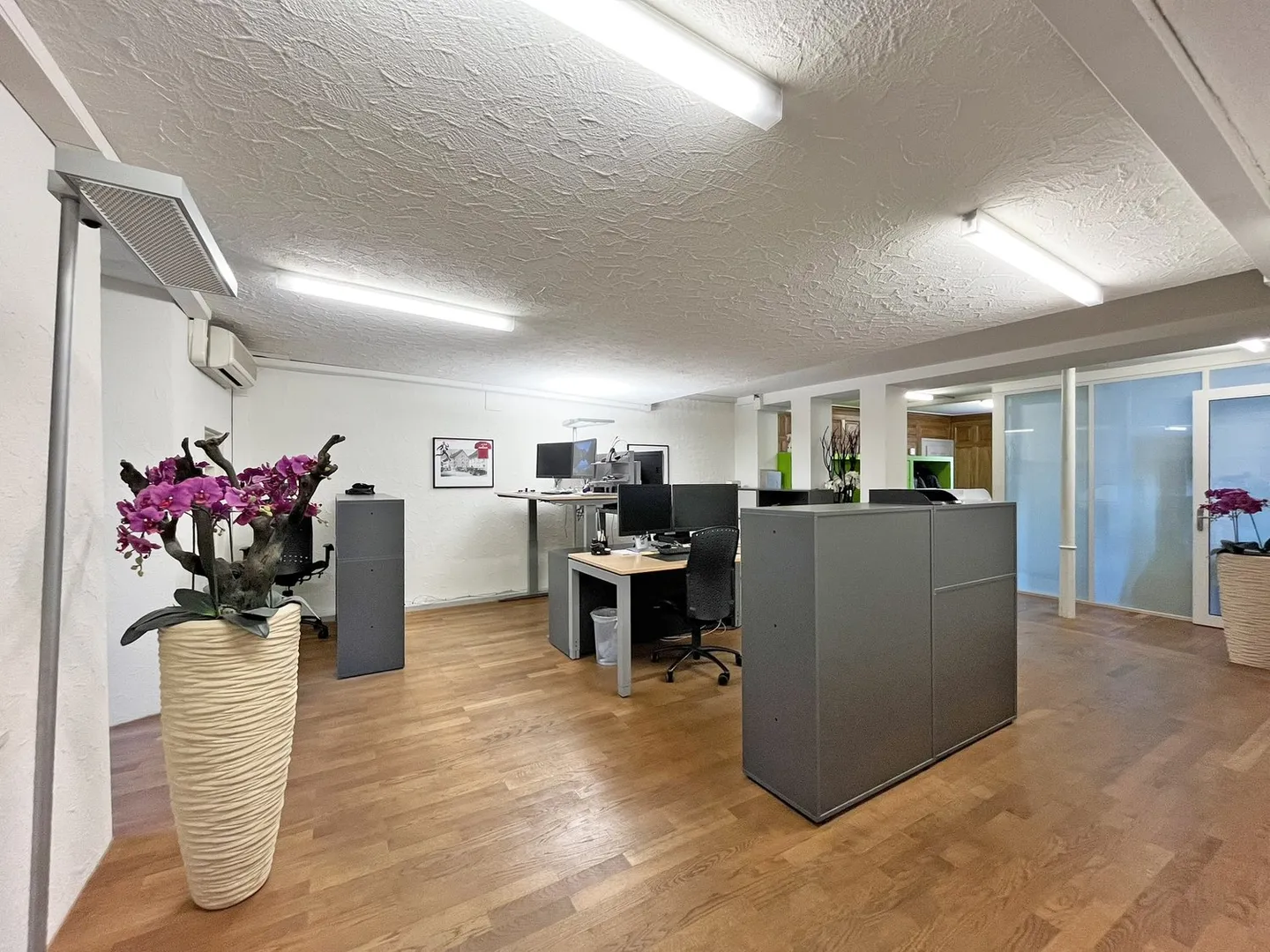 Office space on the ground floor, including vaulted cellar/divisible commercial units for rent - Photo 1 of 13