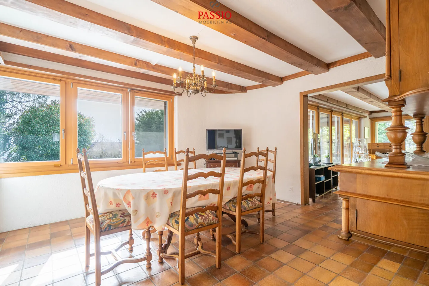 Ampia casa unifamiliare di 5,5 stanze con piscina e vista sulle montagne - Foto 10 di 39