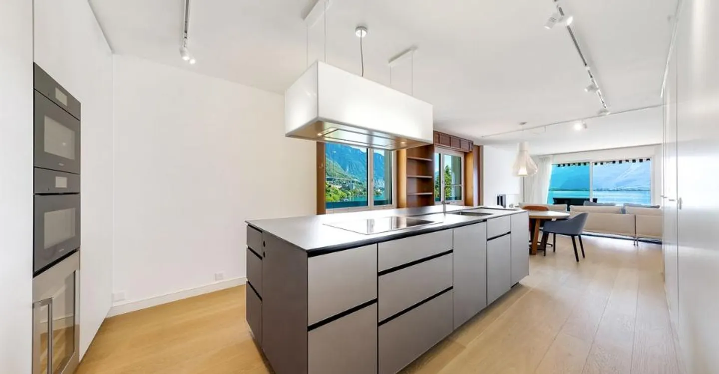 Luxury Lakefront Apartment - Photo 4 of 11