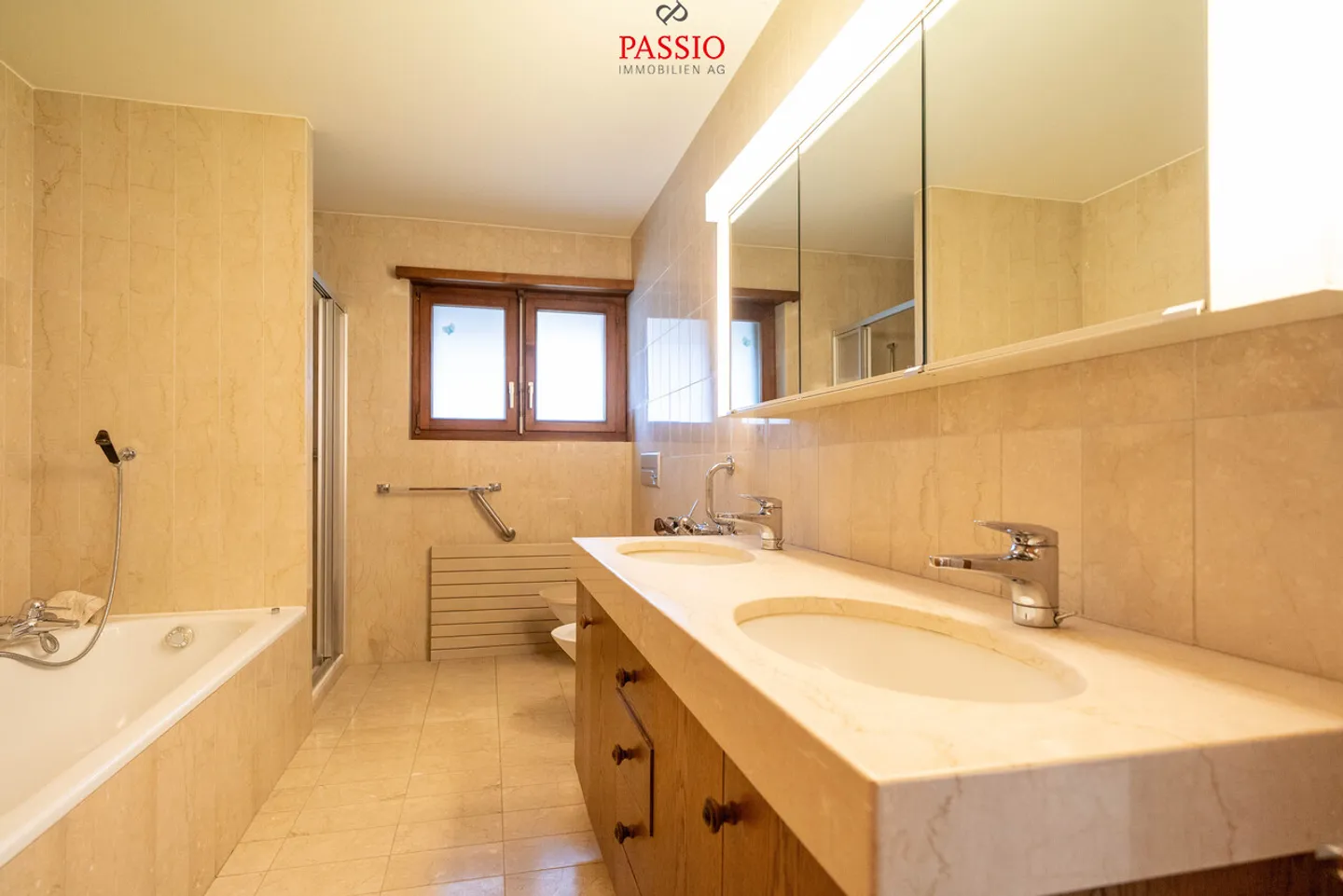 Ampia casa unifamiliare di 5,5 stanze con piscina e vista sulle montagne - Foto 13 di 39