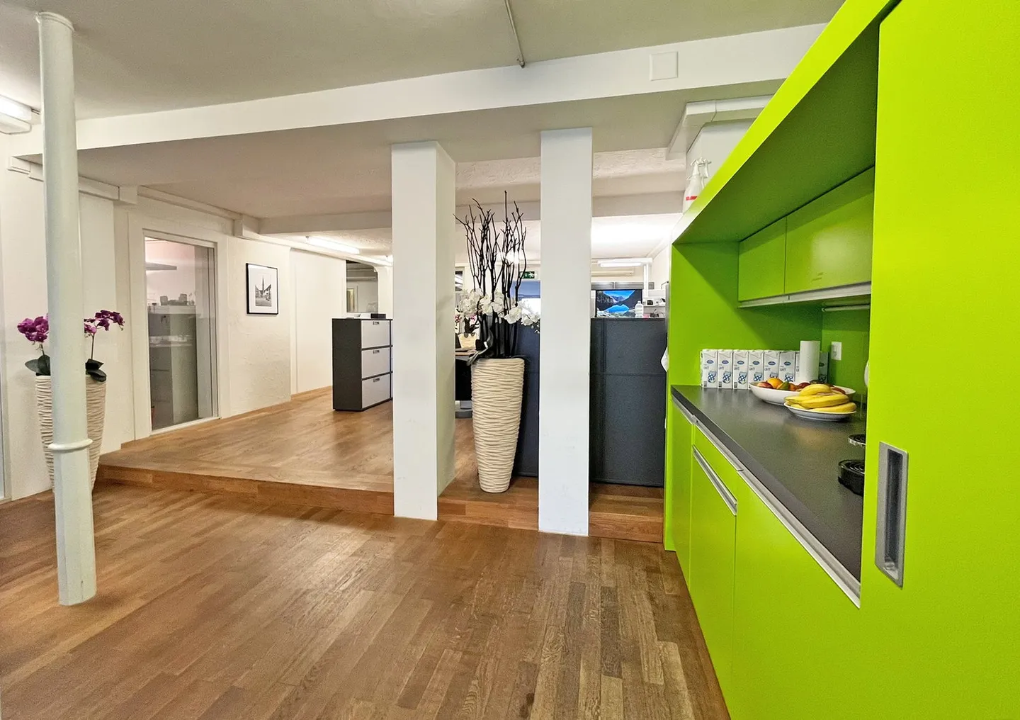 Office space on the ground floor, including vaulted cellar/divisible commercial units for rent - Photo 2 of 13