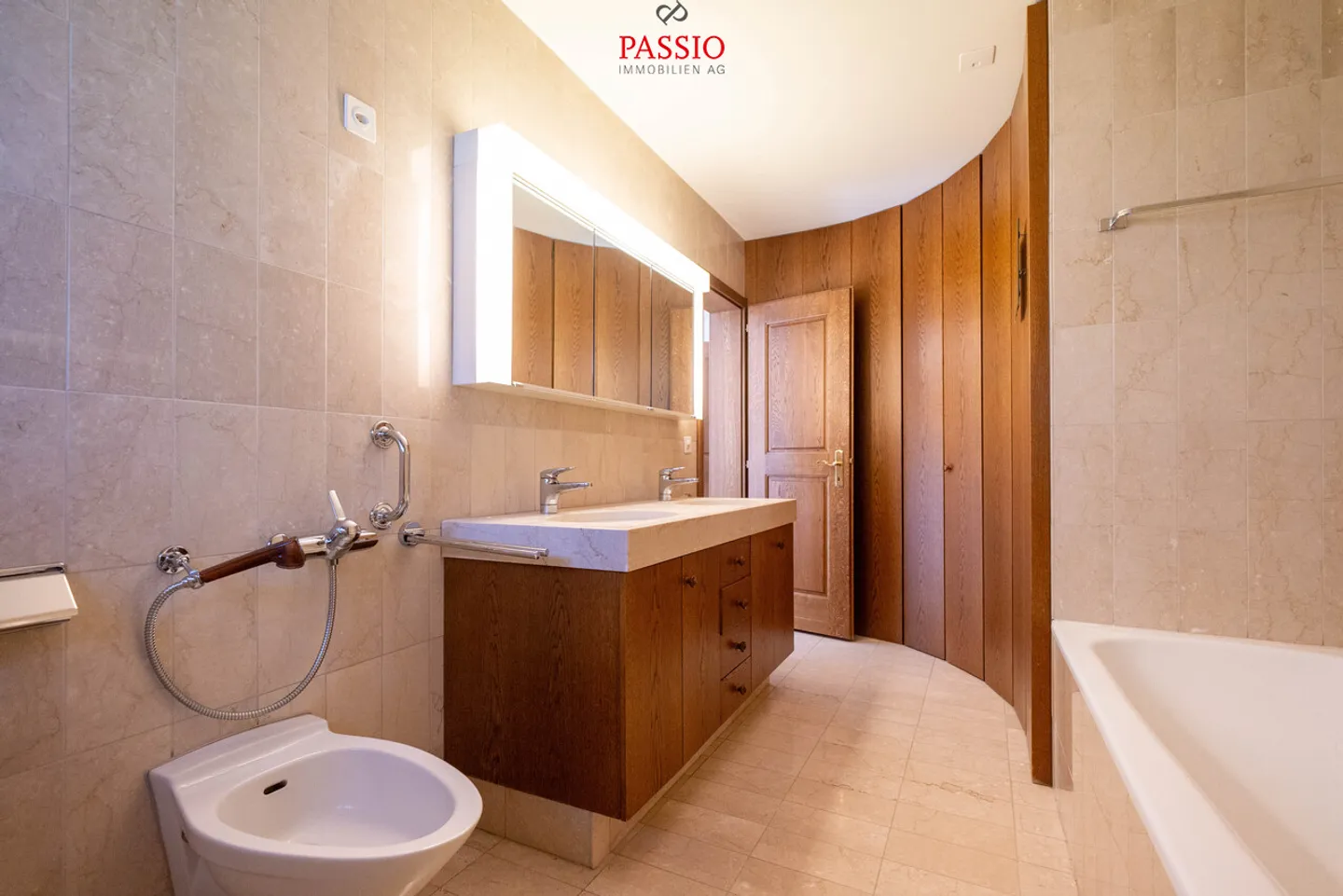 Ampia casa unifamiliare di 5,5 stanze con piscina e vista sulle montagne - Foto 14 di 39