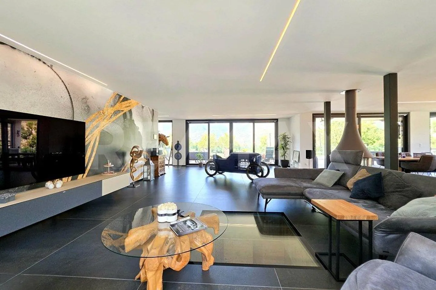Modern villa with exclusive amenities and panoramic views over the Rhône... - Photo 2 of 13