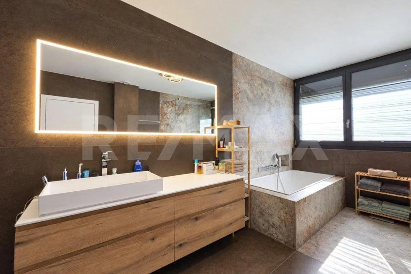 Modern villa with exclusive amenities and panoramic views over the Rhône... - Photo 7 of 13
