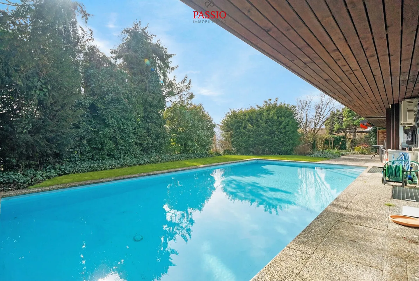 Ampia casa unifamiliare di 5,5 stanze con piscina e vista sulle montagne - Foto 37 di 39