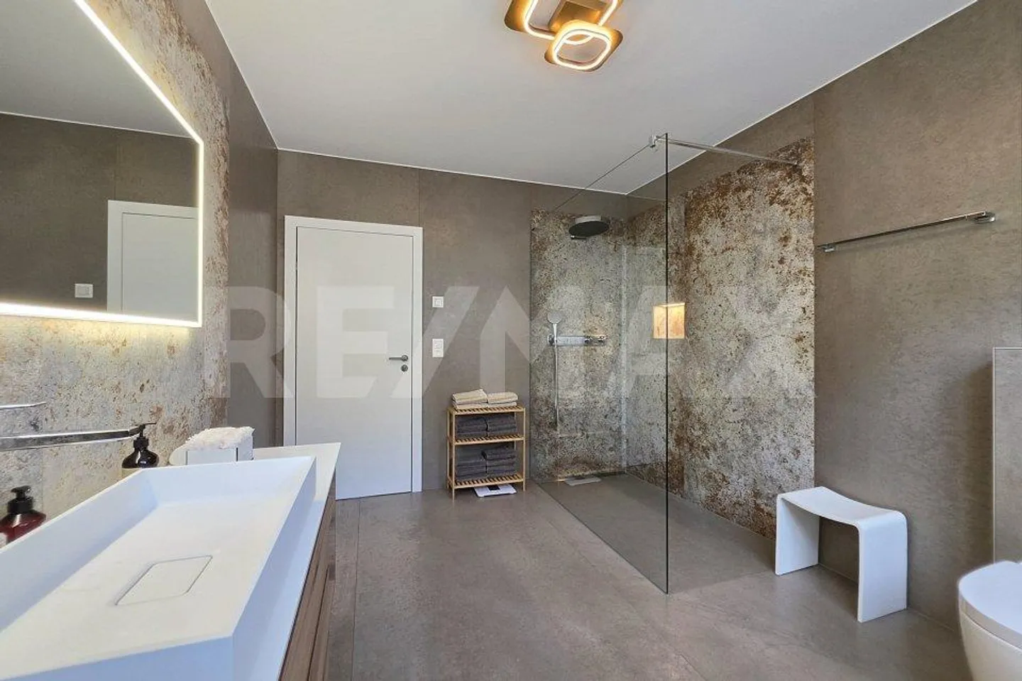 Modern villa with exclusive amenities and panoramic views over the Rhône... - Photo 12 of 13