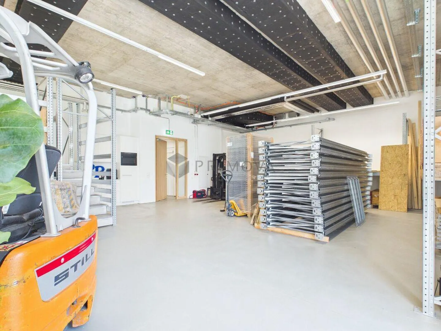 Beaucoup d'espace pour vos visions : salle polyvalente presque neuve au cœur... - Photo 5 sur 9