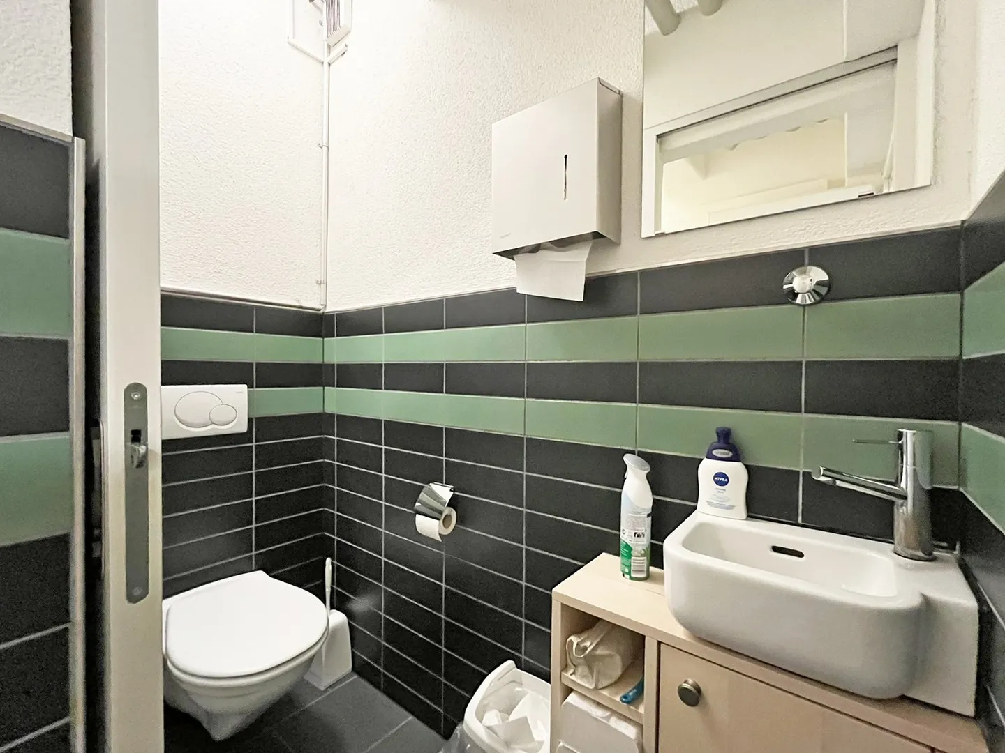 Office space on the ground floor, including vaulted cellar/divisible commercial units for rent - Photo 9 of 13