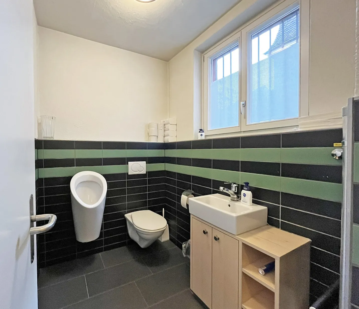 Office space on the ground floor, including vaulted cellar/divisible commercial units for rent - Photo 10 of 13