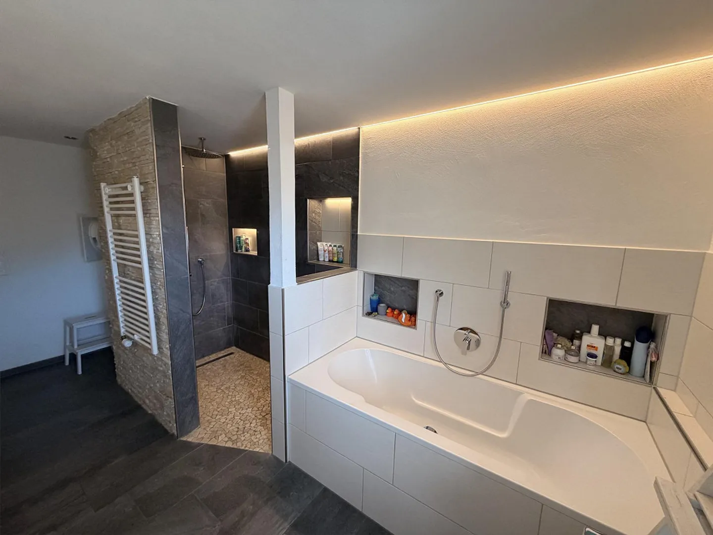 Auberge avec appartement de 5½ pièces dans les combles - Photo 9 sur 10
