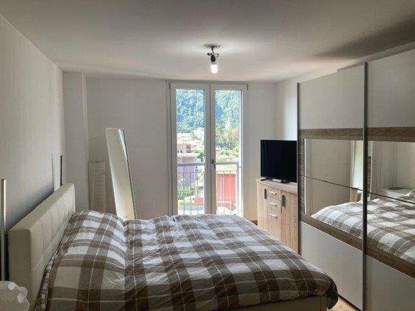 MENDRISO CAPOLAGO : BEAU PENTHOUSE AVEC VUE SUR LE LAC - Photo 4 sur 9