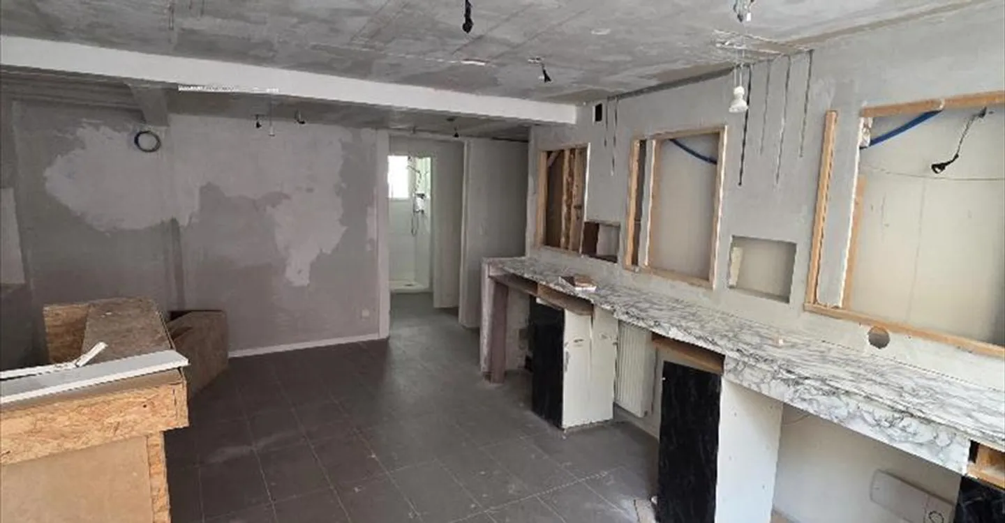 Mixed-use building for rent - Photo 1 of 13