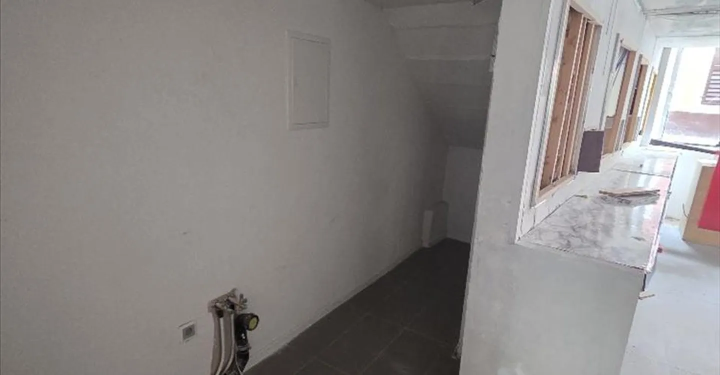 Mixed-use building for rent - Photo 5 of 13