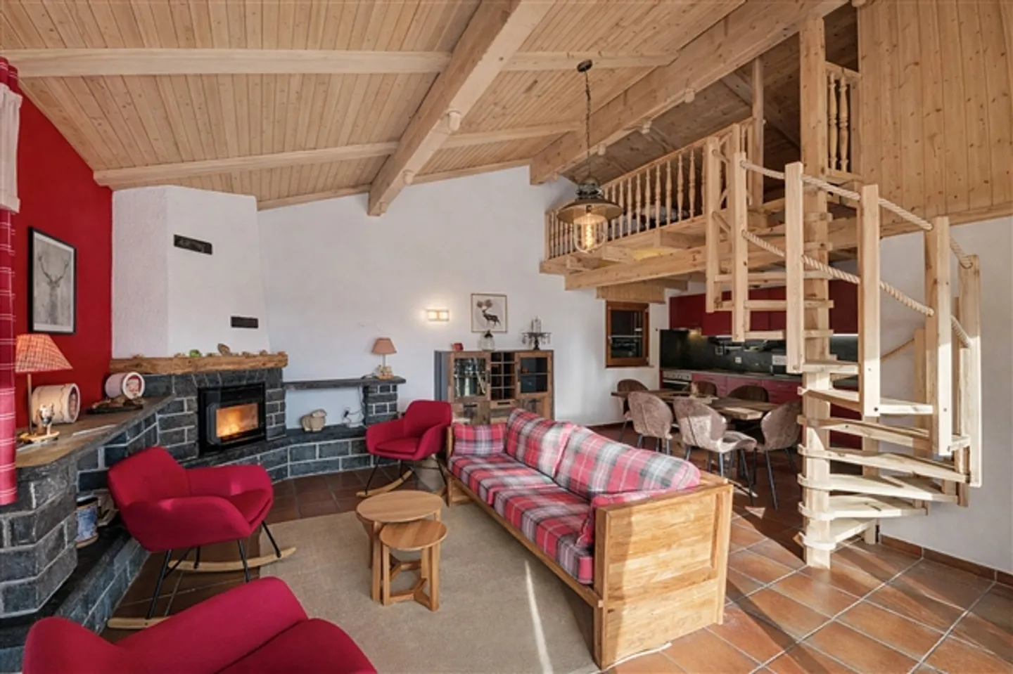 Chalet bifamilial avec charme authentique, entièrement rénové - Photo 2 sur 10