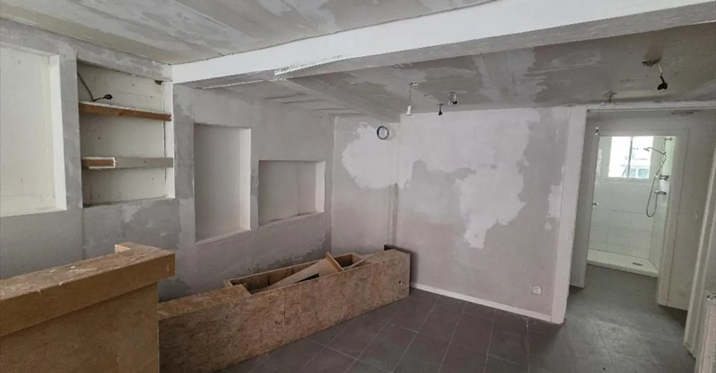 Mixed-use building for rent - Photo 8 of 13