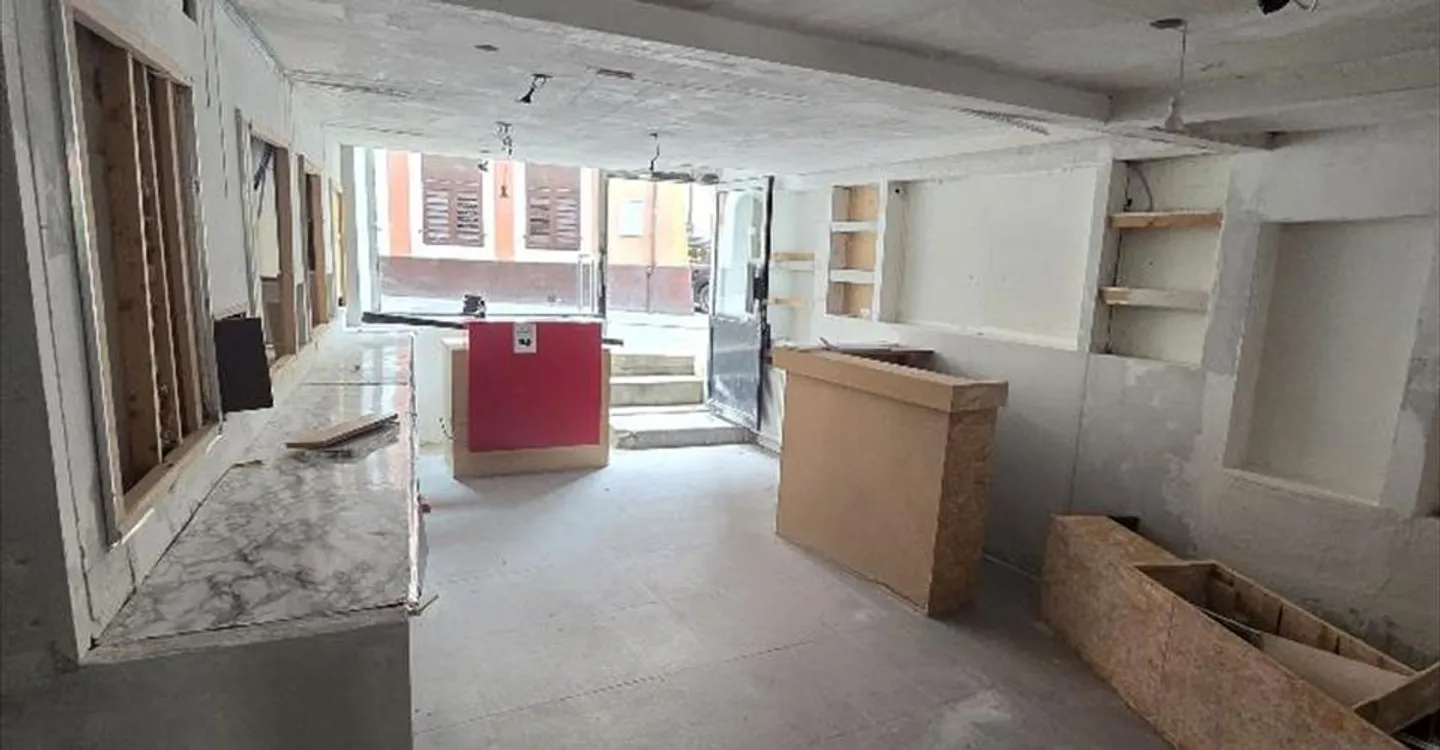 Mixed-use building for rent - Photo 9 of 13