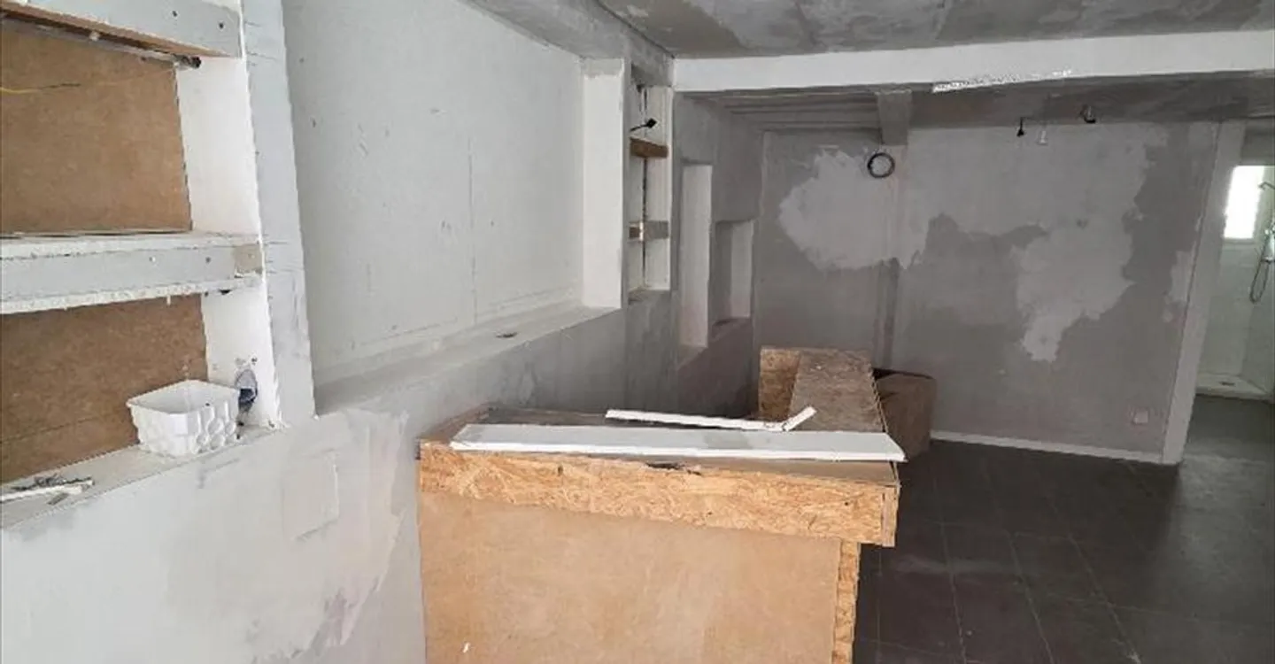 Mixed-use building for rent - Photo 11 of 13