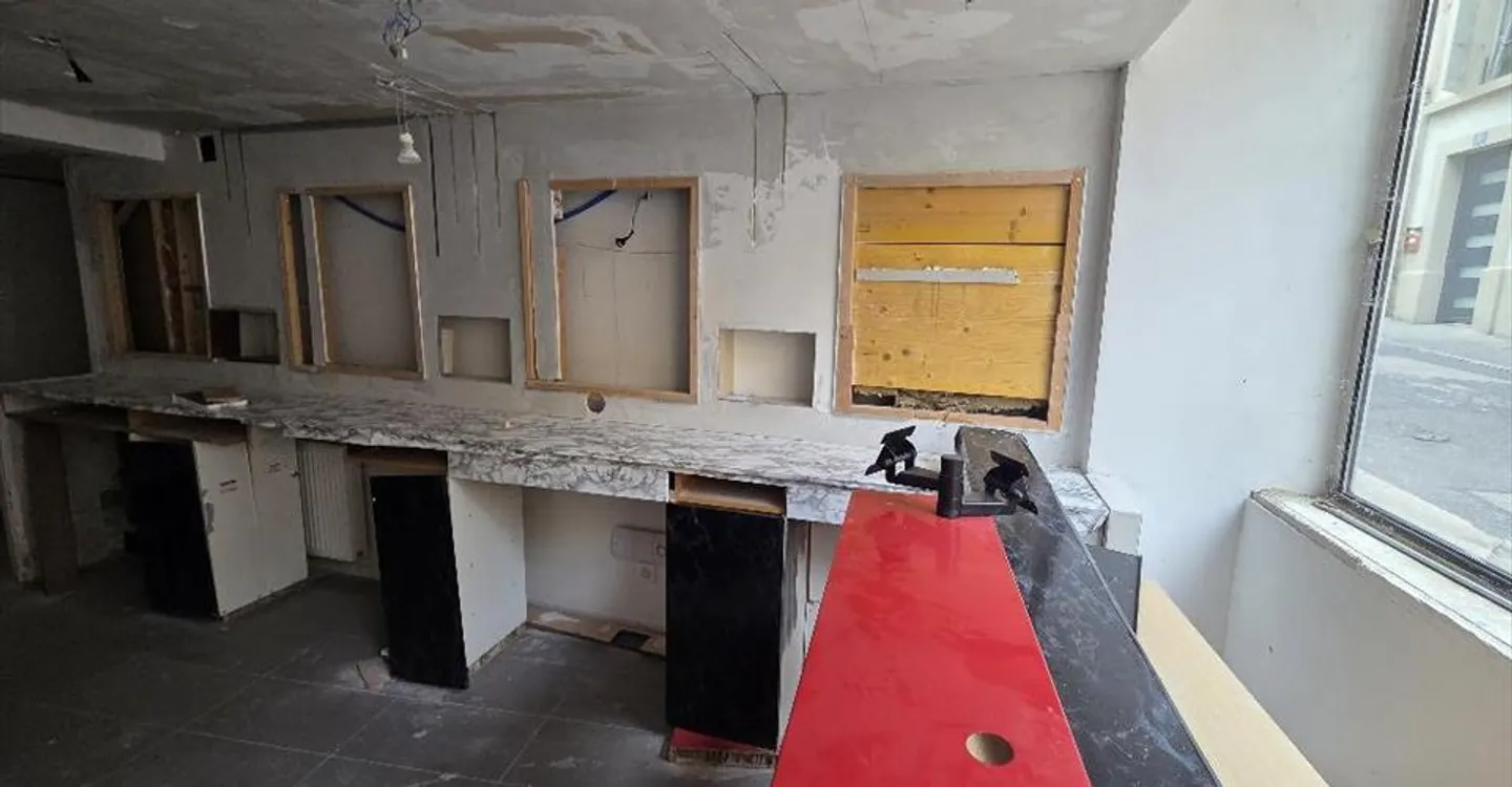 Mixed-use building for rent - Photo 12 of 13