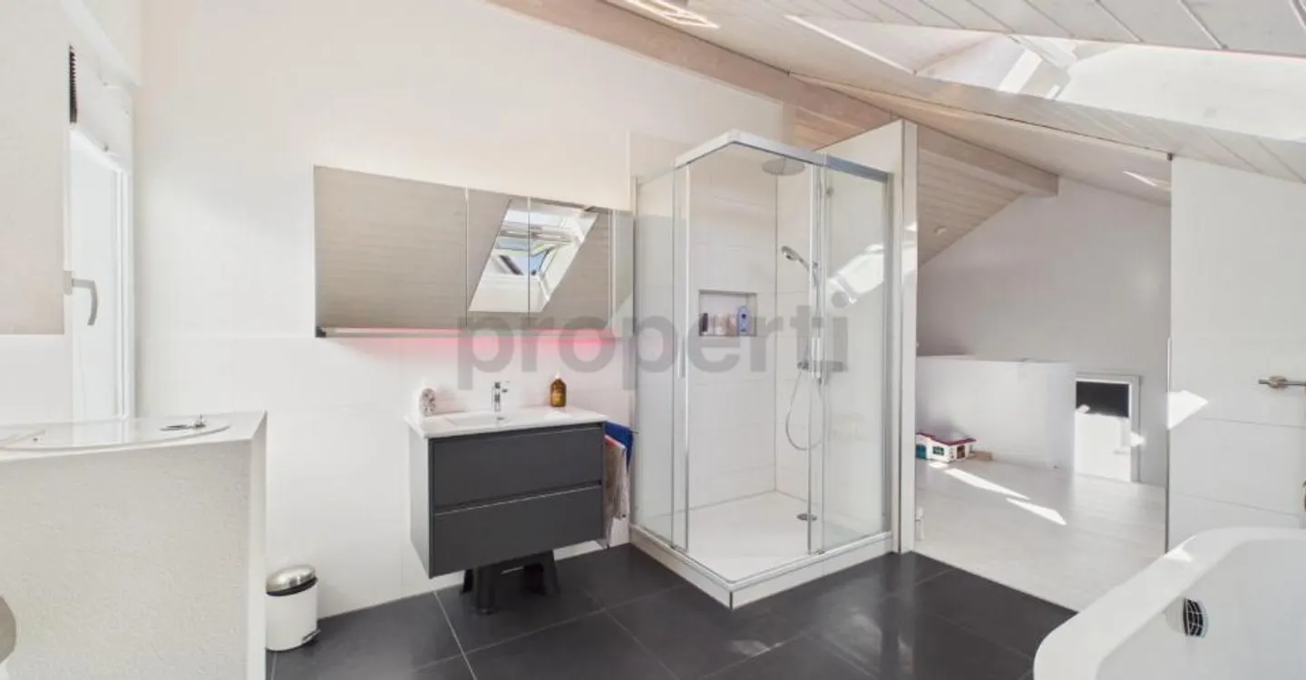 Detached single-family house from 2012: Modular underfloor heating, 5 bedrooms and sunny garden - Photo 7 of 12