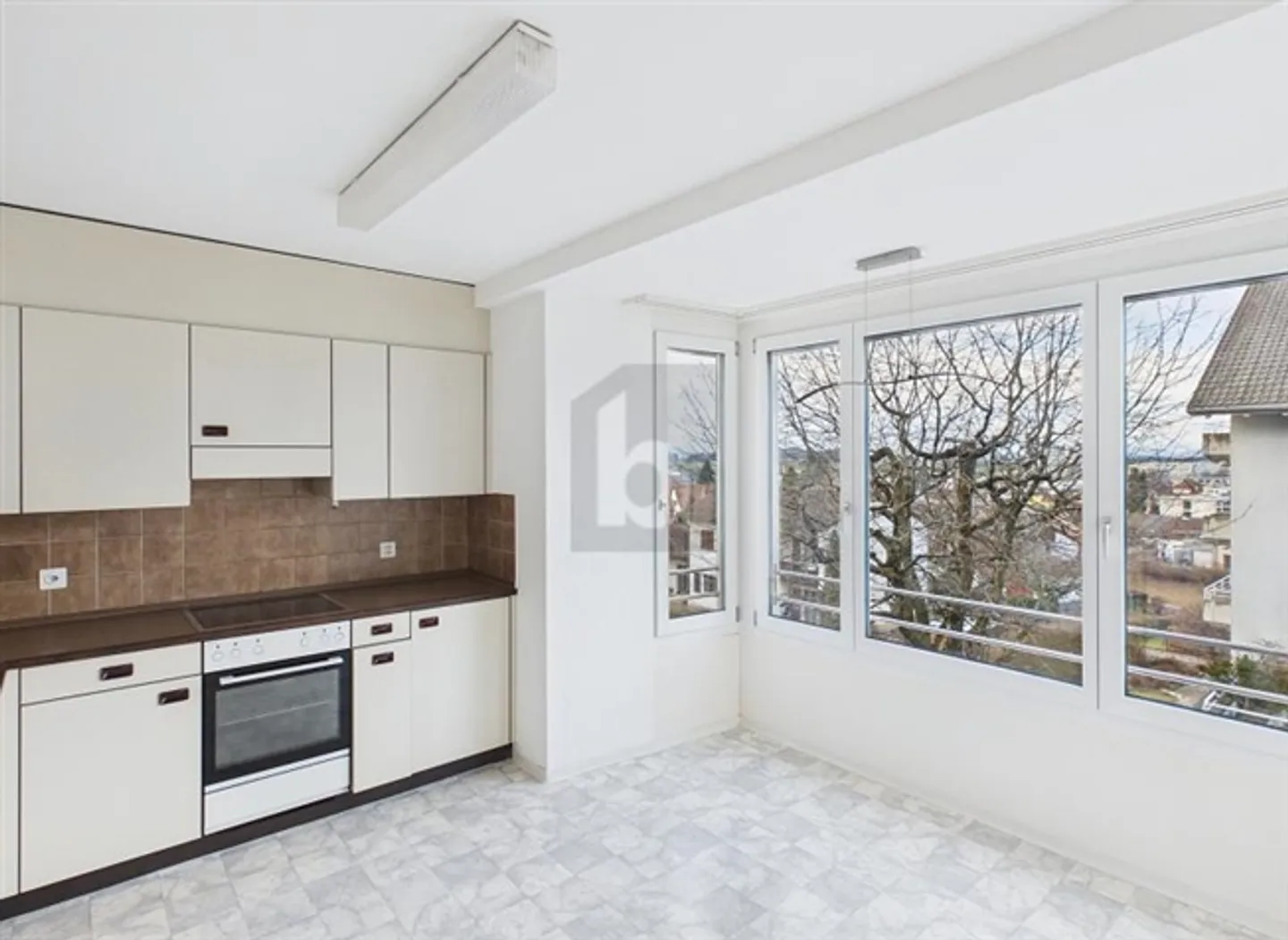 Invitante, inondato di luce con vista giardino - Foto 2 di 6