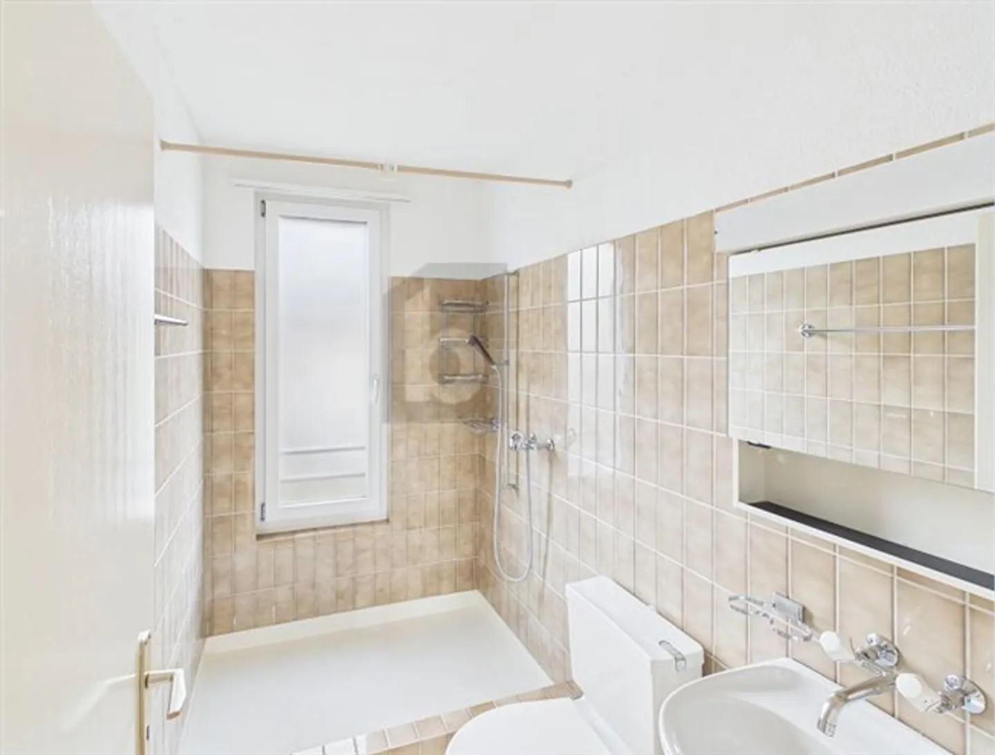 Invitante, inondato di luce con vista giardino - Foto 3 di 6