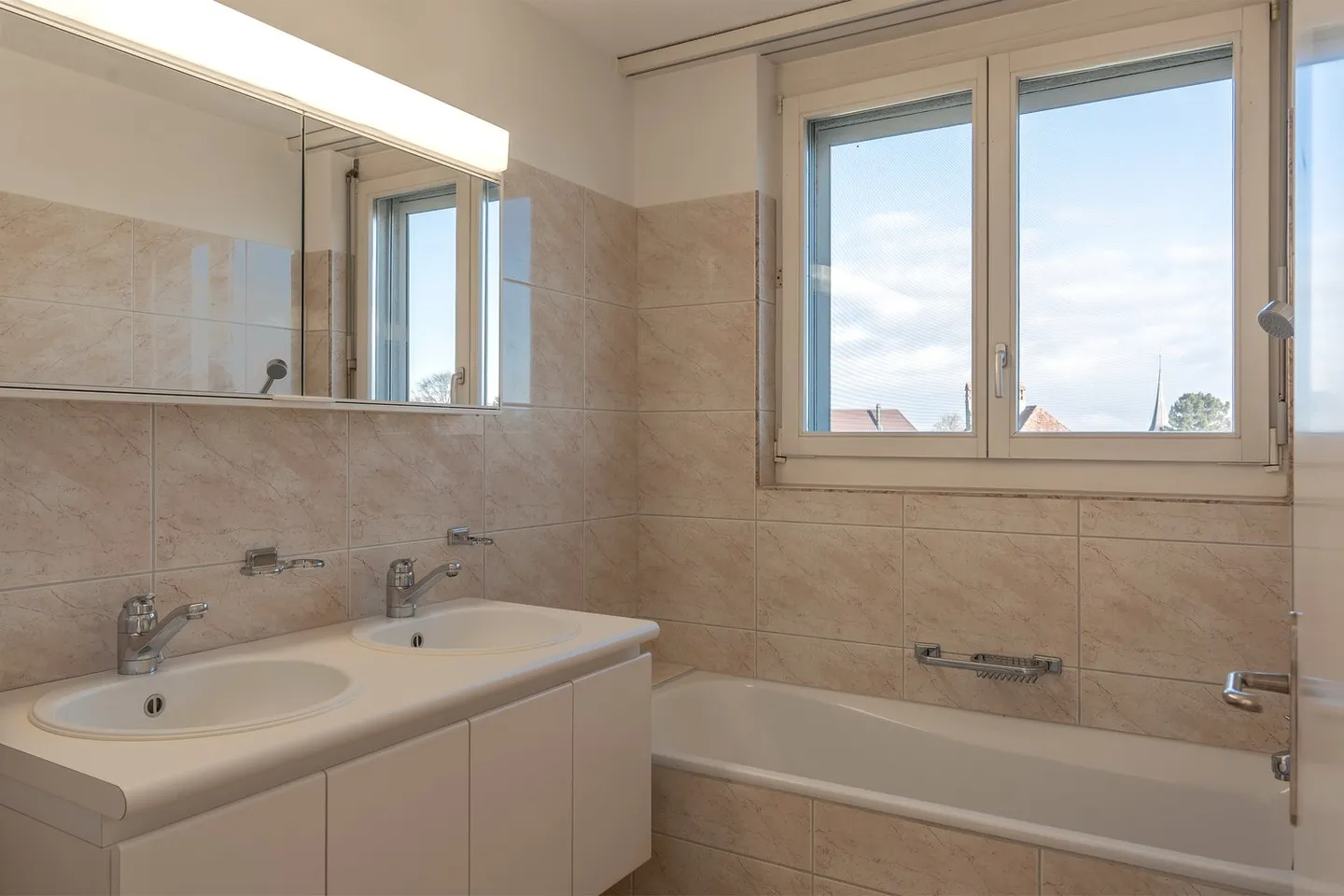 Attractive multi-family house with 6 apartments in Schüpfen - Photo 11 of 21