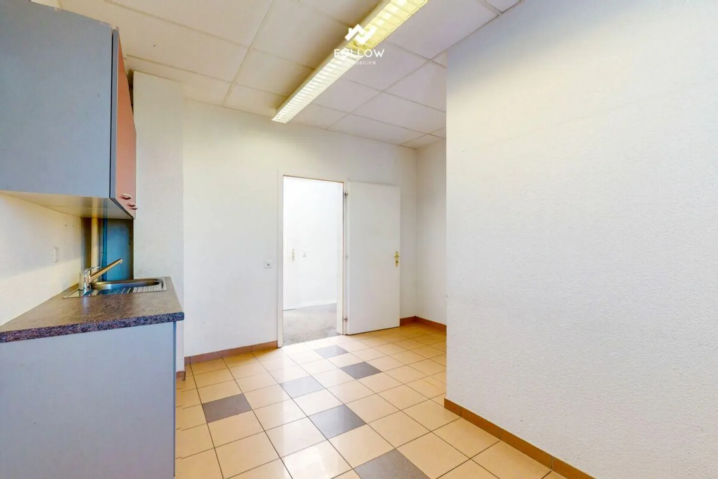 Moderna hall commerciale con ufficio e potenziale di utilizzo versatile in... - Foto 9 di 26
