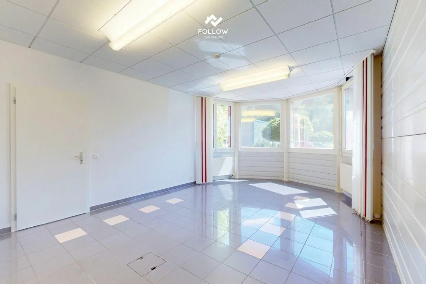 Moderna hall commerciale con ufficio e potenziale di utilizzo versatile in... - Foto 10 di 26