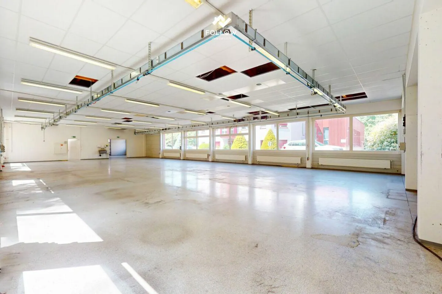 Moderna hall commerciale con ufficio e potenziale di utilizzo versatile in... - Foto 18 di 26