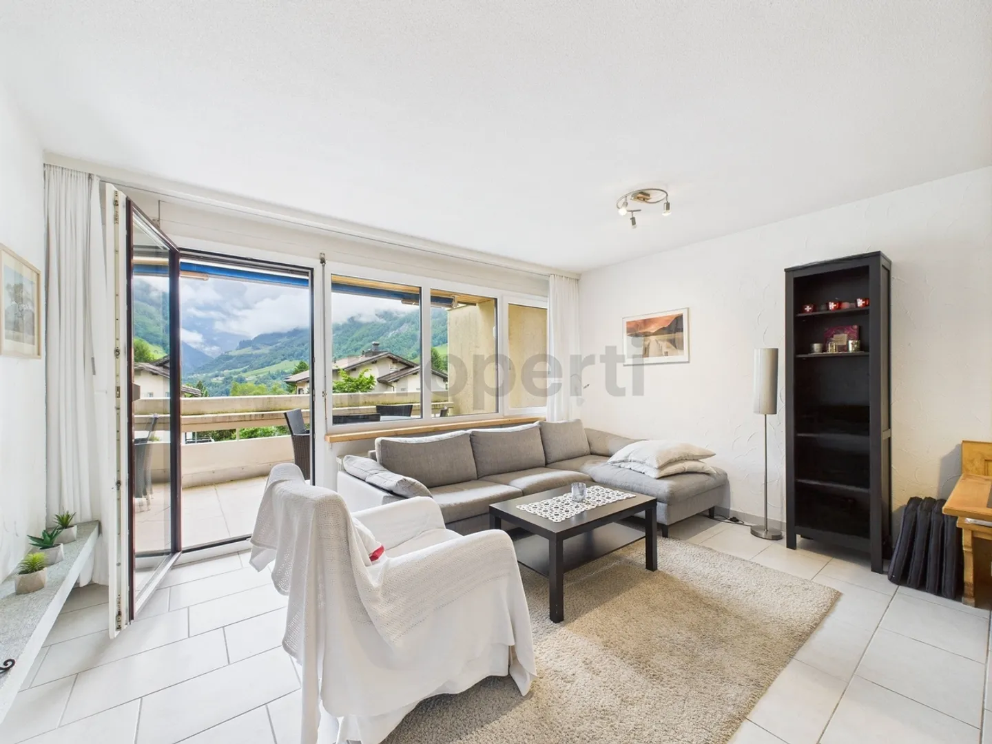 Attraktive 3-Zimmer-Wohnung mit Alpenblick, zwei Abstellräumen und Tiefgaragenstellplatz in Valens - Foto 1 von 13