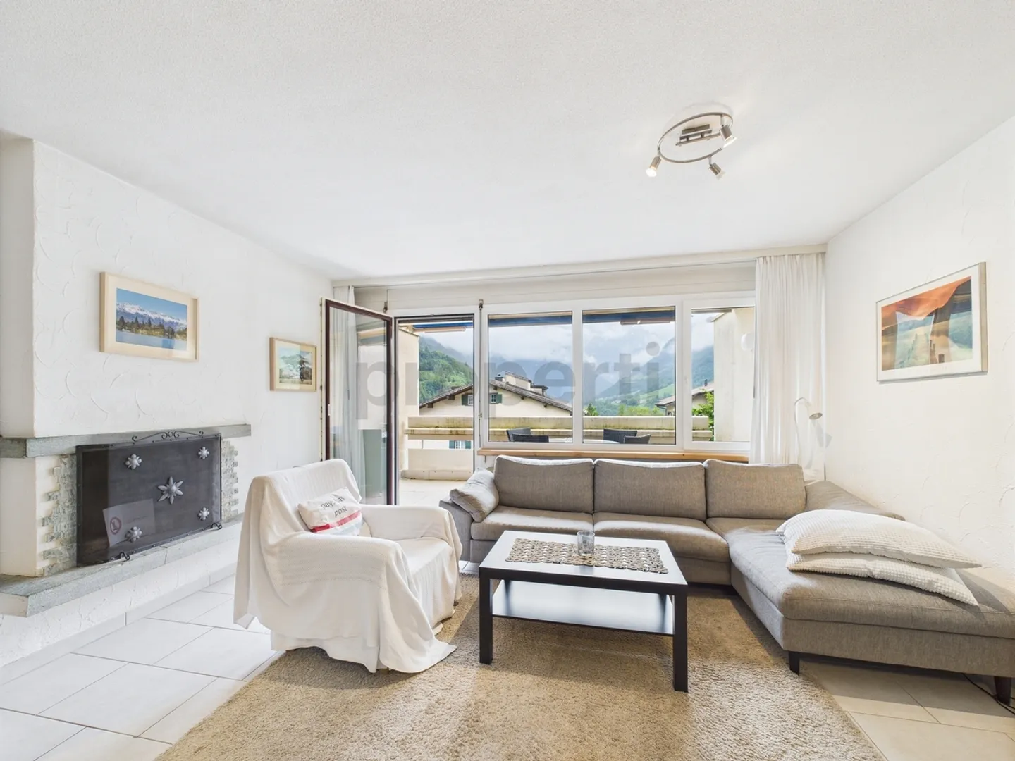 Attraktive 3-Zimmer-Wohnung mit Alpenblick, zwei Abstellräumen und Tiefgaragenstellplatz in Valens - Foto 2 von 13