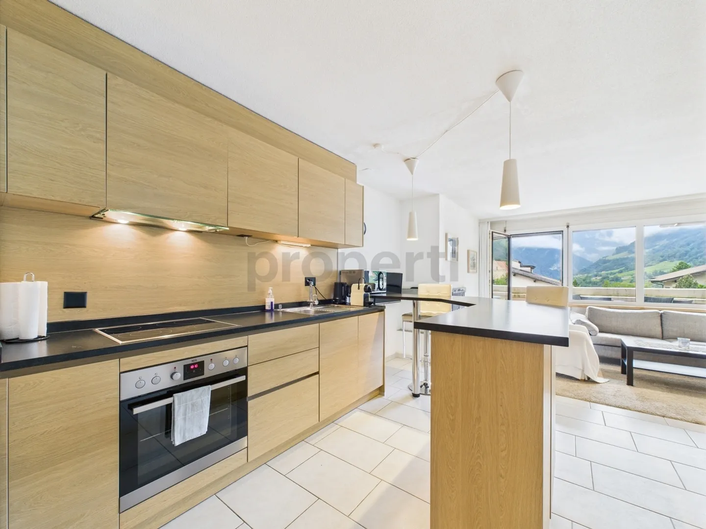 Attraktive 3-Zimmer-Wohnung mit Alpenblick, zwei Abstellräumen und Tiefgaragenstellplatz in Valens - Foto 4 von 13