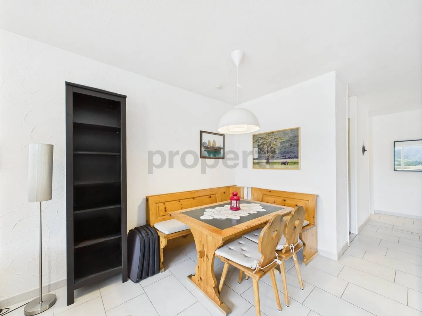 Attraktive 3-Zimmer-Wohnung mit Alpenblick, zwei Abstellräumen und Tiefgaragenstellplatz in Valens - Foto 6 von 13