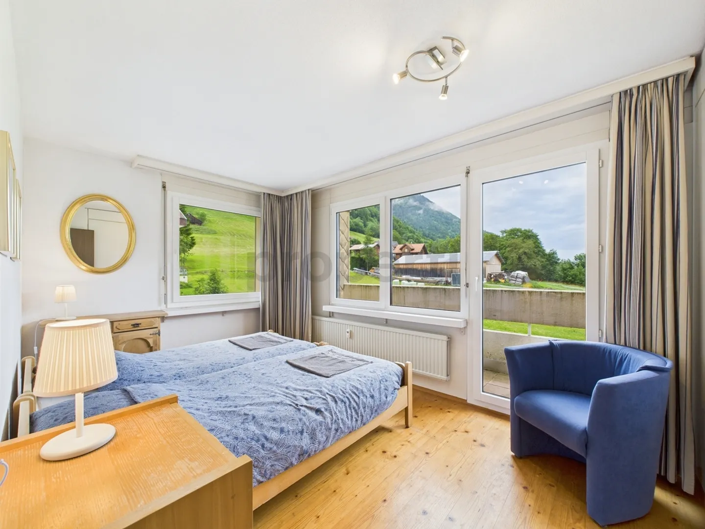 Attraktive 3-Zimmer-Wohnung mit Alpenblick, zwei Abstellräumen und Tiefgaragenstellplatz in Valens - Foto 7 von 13