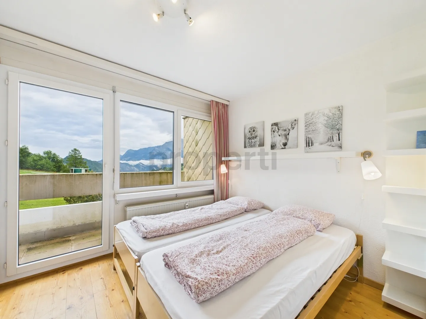 Attraktive 3-Zimmer-Wohnung mit Alpenblick, zwei Abstellräumen und Tiefgaragenstellplatz in Valens - Foto 8 von 13