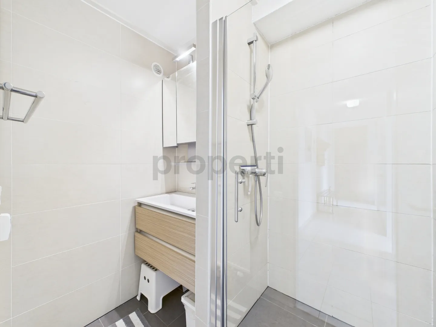 Attraktive 3-Zimmer-Wohnung mit Alpenblick, zwei Abstellräumen und Tiefgaragenstellplatz in Valens - Foto 9 von 13