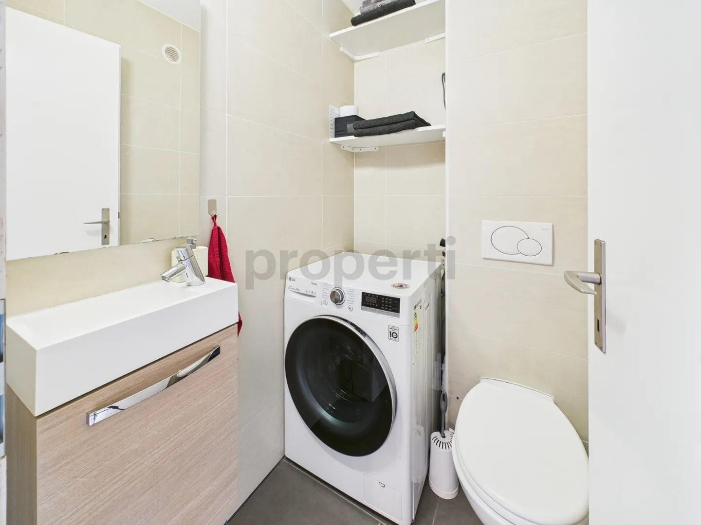 Attraktive 3-Zimmer-Wohnung mit Alpenblick, zwei Abstellräumen und Tiefgaragenstellplatz in Valens - Foto 10 von 13