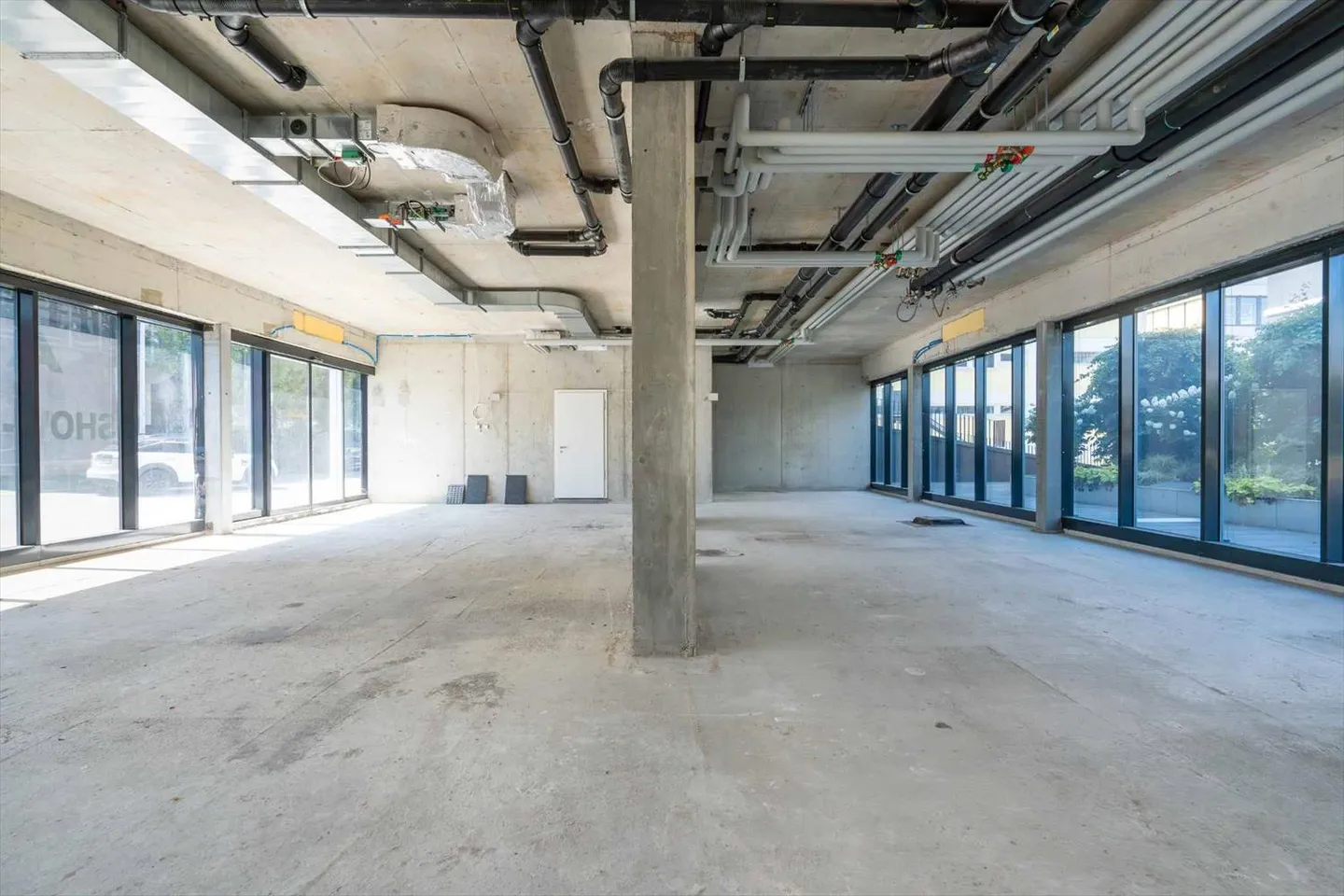 Bright arcade of 63 m² in a rapidly transforming neighborhood - Photo 2 of 5