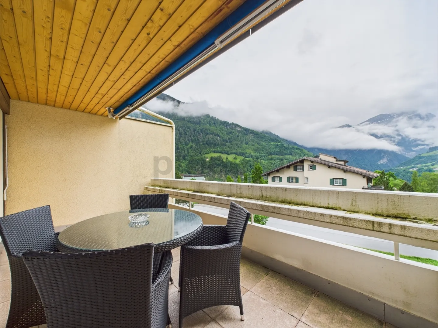 Attraktive 3-Zimmer-Wohnung mit Alpenblick, zwei Abstellräumen und Tiefgaragenstellplatz in Valens - Foto 12 von 13