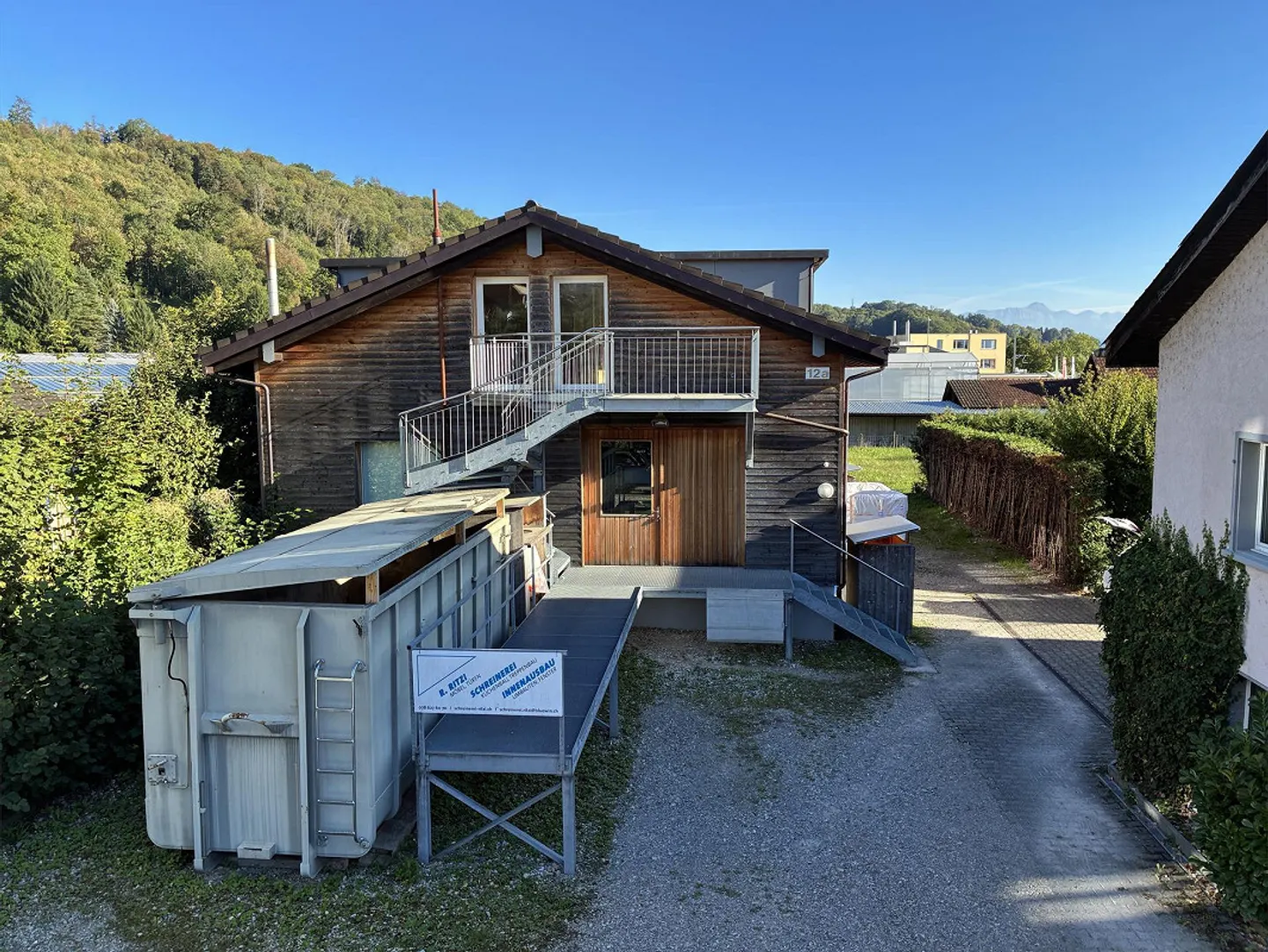 Residential and commercial property with carpentry near the train station - Photo 1 of 12