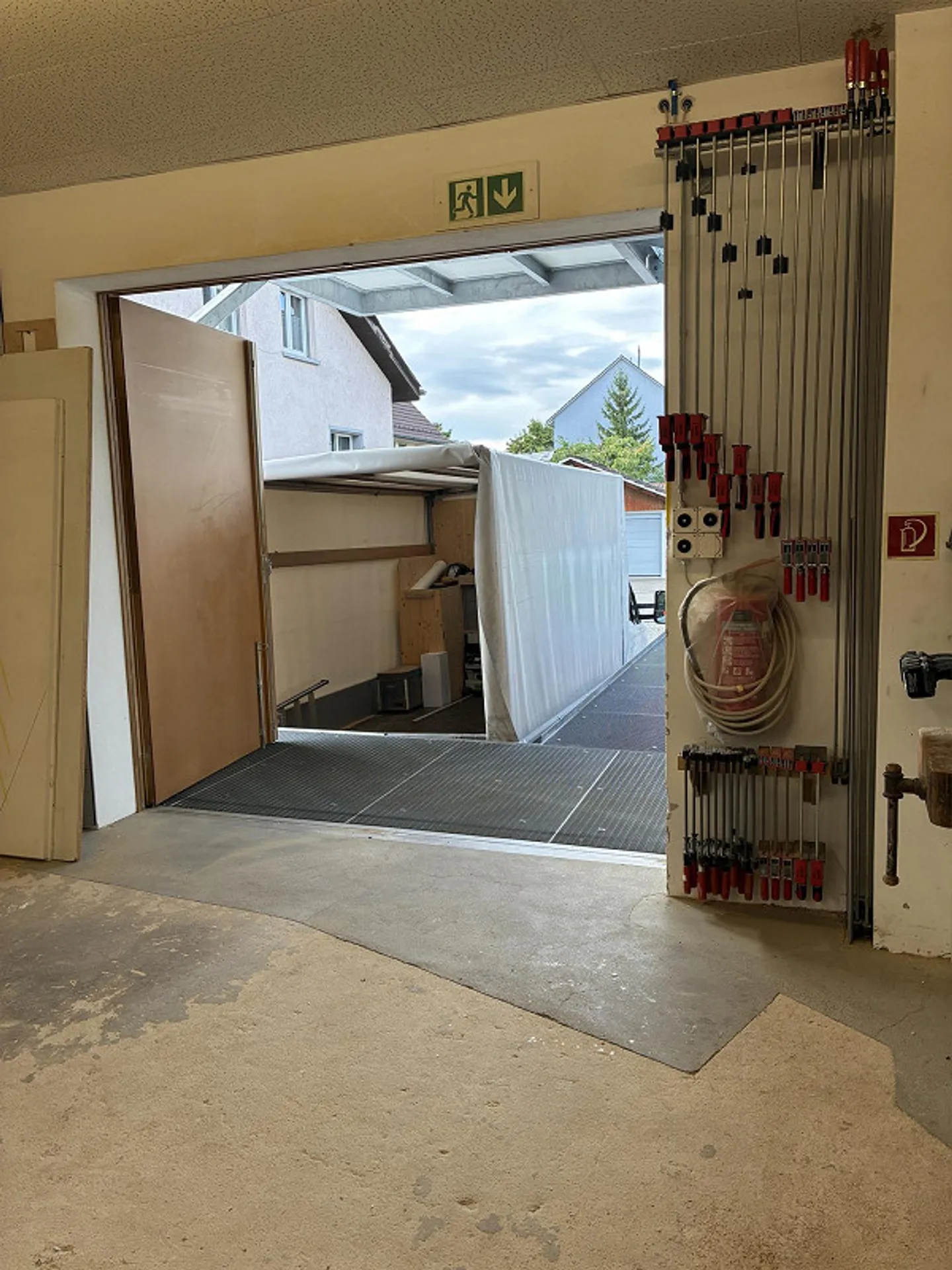 Residential and commercial property with carpentry near the train station - Photo 7 of 12