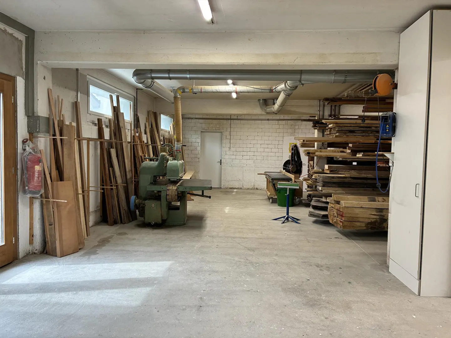 Residential and commercial property with carpentry near the train station - Photo 10 of 12