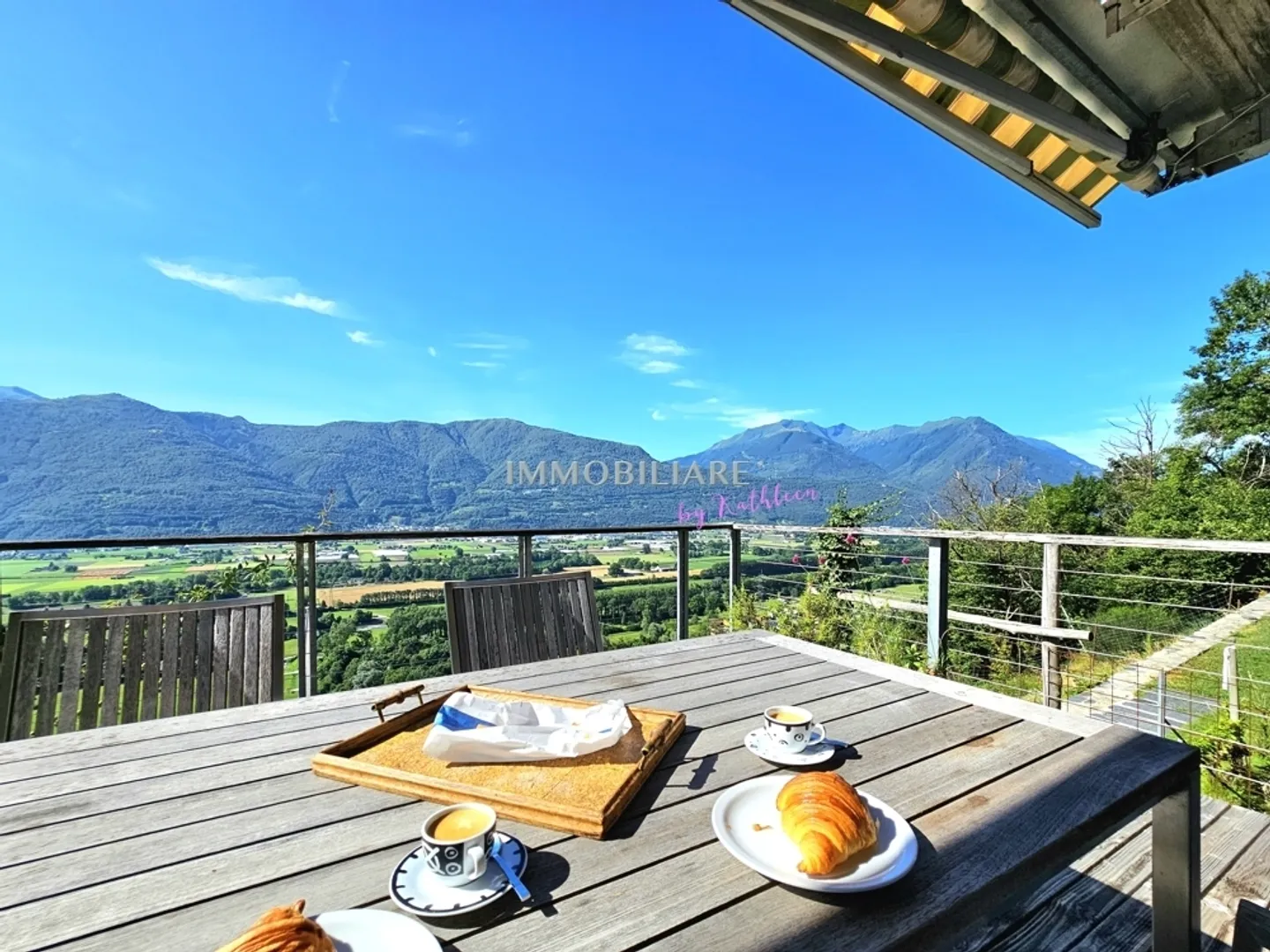 A special retreat amidst the vineyards: renovated Ticino house - Photo 1 of 13